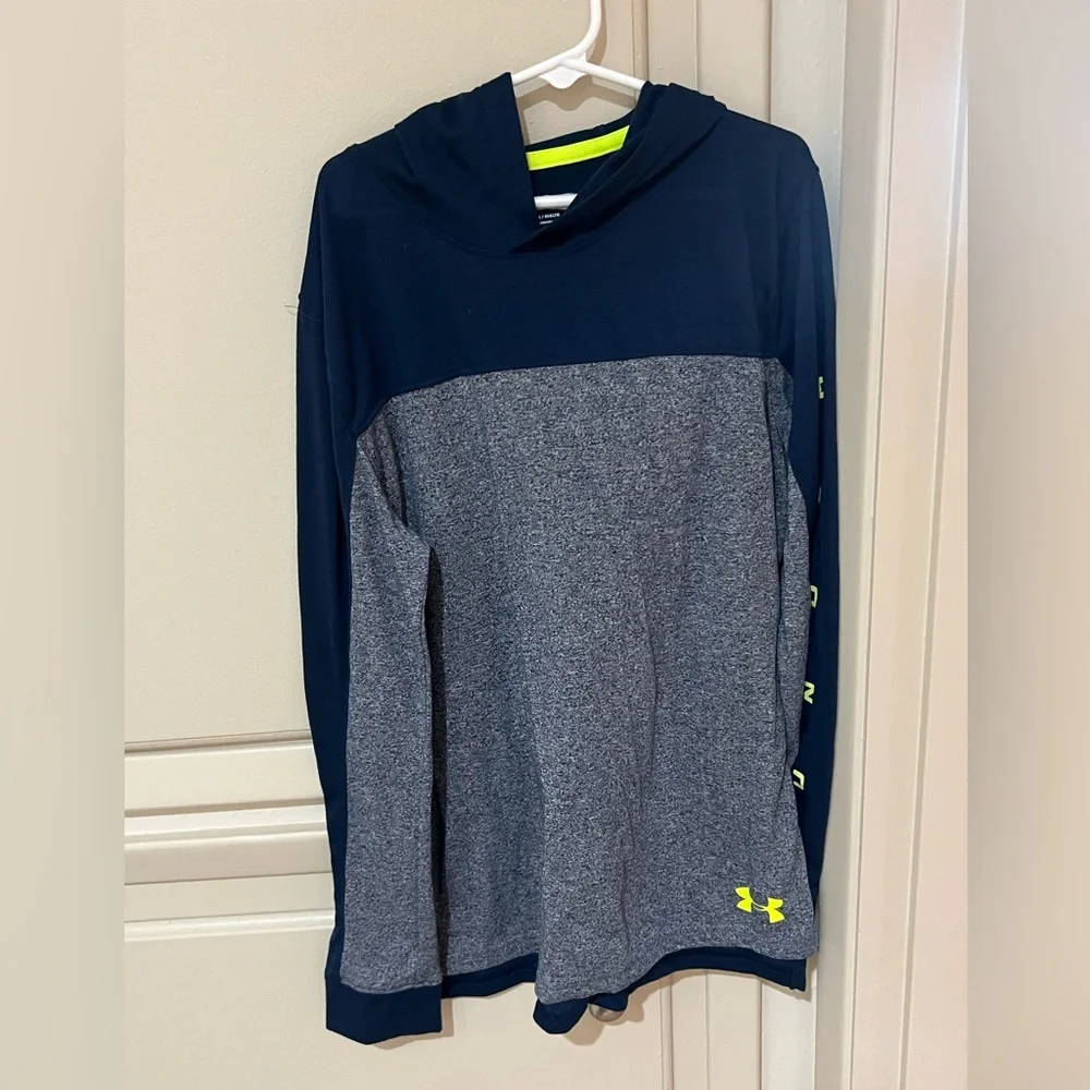Never worn, no tags Under Armour Hooded Long Sleeve Shirt youth boys large